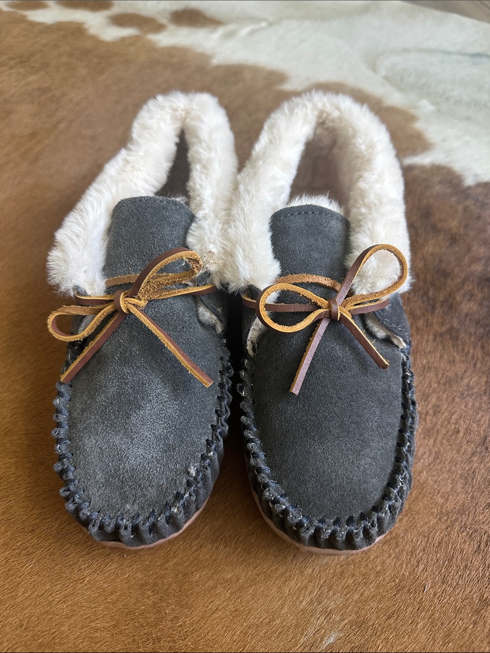 Minnetonka alpine sheepskin Moccasin Slippers size 7 loafers